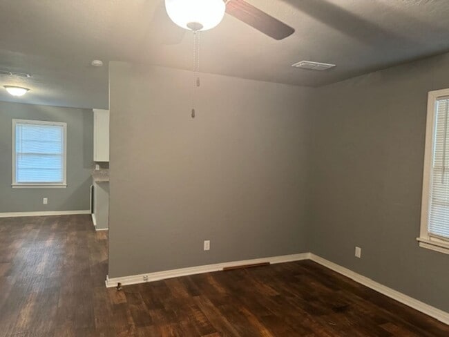 Building Photo - 1105 N White Oak Rd