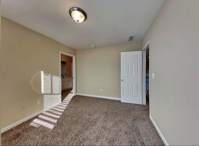 Building Photo - 66 Kenyon St SE