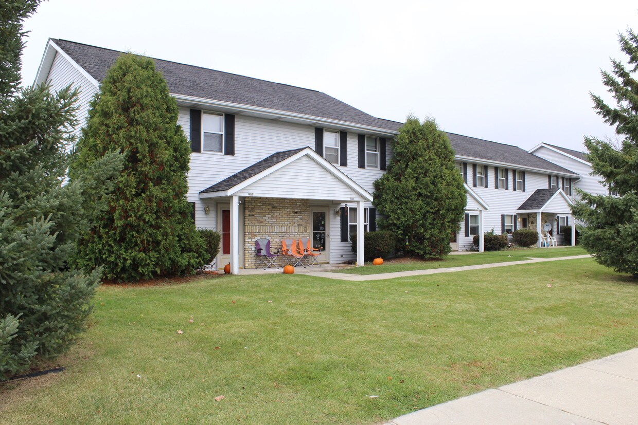 911 Van Buren Ave, Hartford, WI 53027 Townhome Rentals in Hartford WI