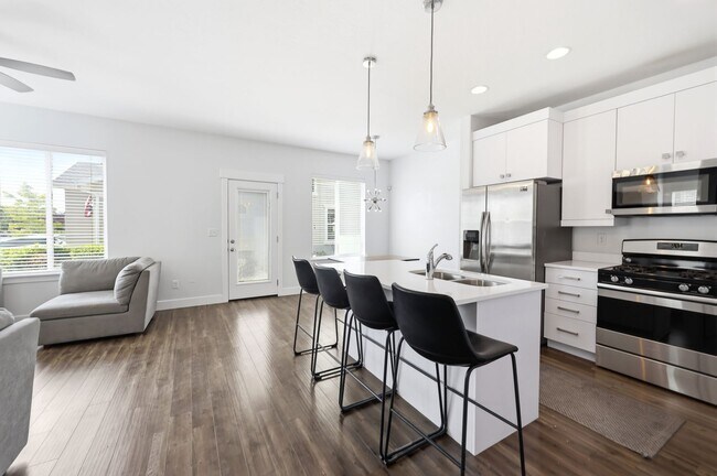 Foto del edificio - Waters Edge Townhome
