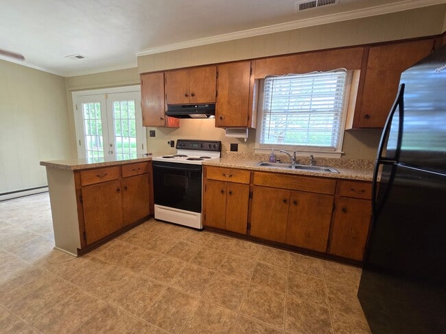 Building Photo - Enjoy Country Living in 3 Bed, 2 Bath, Brick Ranch