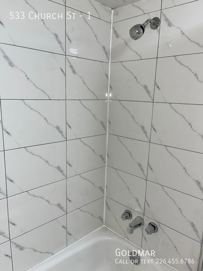 Photo du bâtiment - Studio Apartment Available Immediately