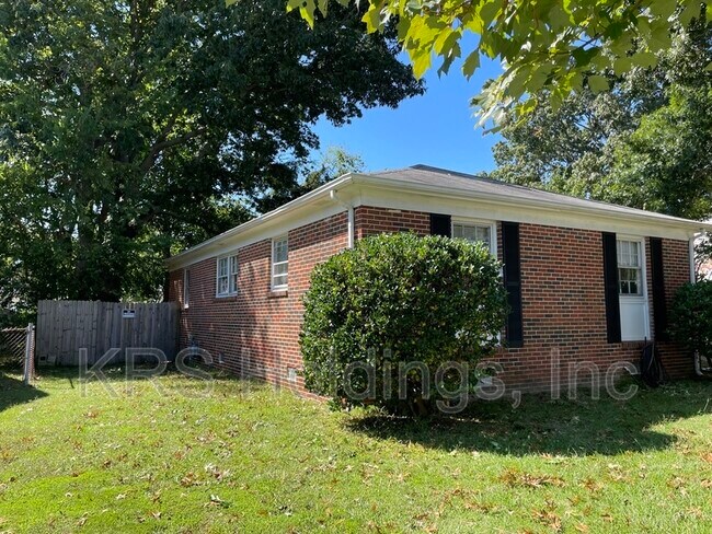 Foto del edificio - 16 Holiday Dr