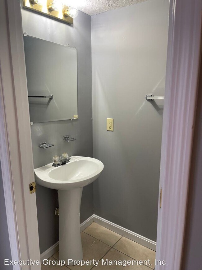 Building Photo - 2 br, 1.5 bath House - 112 ASH COURT