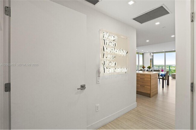 Foto del edificio - 16385 Biscayne Blvd