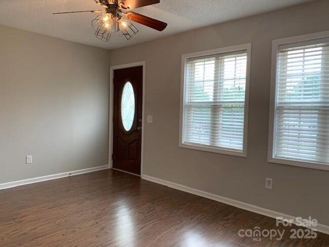 Building Photo - Move-In Ready 3BR/2BA with New Appliances ...