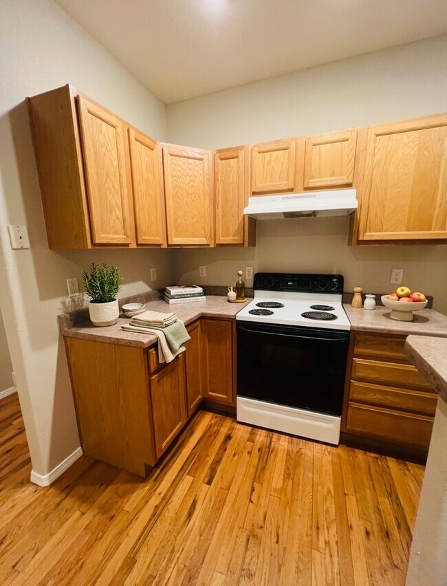 Cocina, amueblada virtualmente solo con decoración. Los electrodomésticos que se muestran están incluidos a menos que se indique lo contrario. - 2563 Malpaso Pt