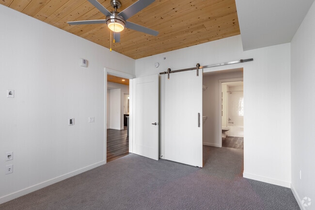 2BR, 2BA - 947SF - The Quarry