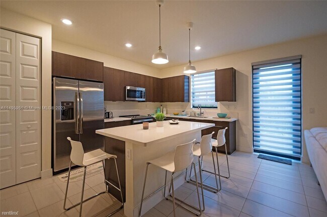 Foto del edificio - 4 br, 3.5 bath House - 7925 NW 105th Ct