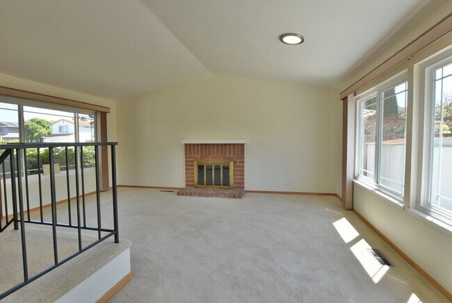 Foto del edificio - Immaculate 4 Bedroom 2.5 Bath North Milpit...