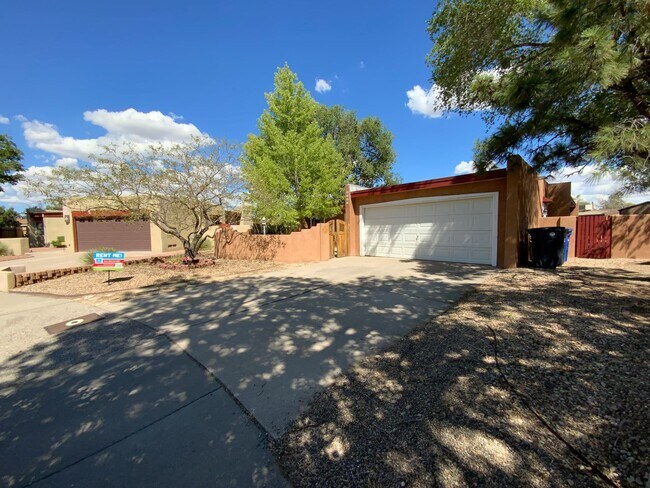 Foto del edificio - 3 Bedroom Single Story Home Available Near...