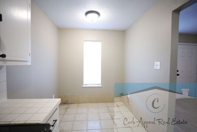 Foto del edificio - Recently renovated 1 bed, 1 bath apt - washer, dryer and utilities included!! HUD accepted!
