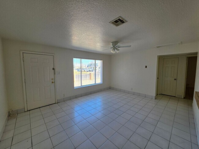 Foto del edificio - 331 W Carson Rd