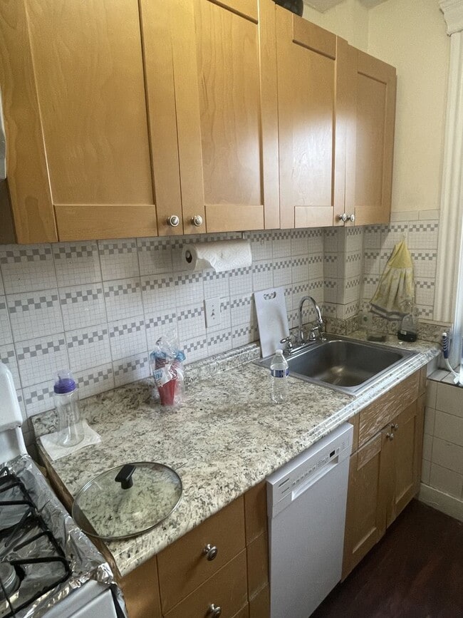 Foto del edificio - 2BR 1Bth unit. Heat/Hot Water included. Great location!