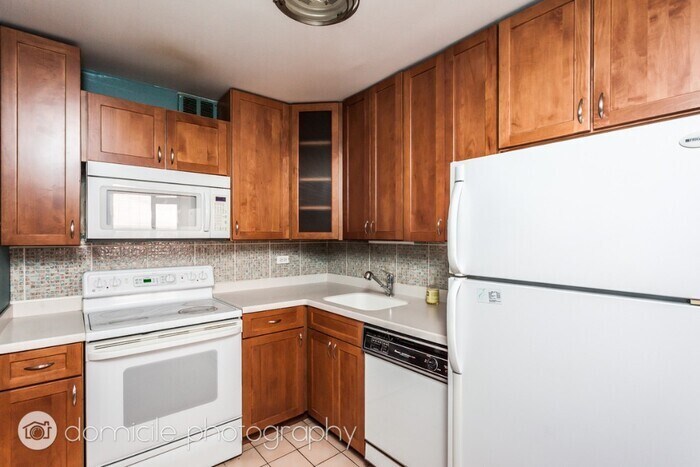 Primary Photo - 2660 N Lakeview Ave