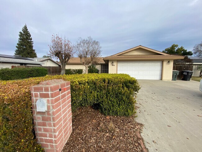 Foto del edificio - Spacious Visalia Home Available Now!