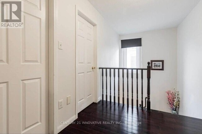 Building Photo - 1640 Sarasota Crescent