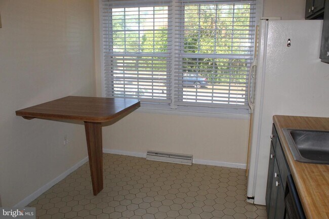 Building Photo - 18 Meadow Dr