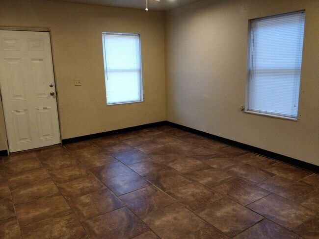 Foto del edificio - 232-232-232 Wilson Ave