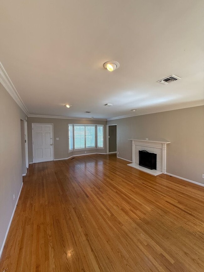 Building Photo - Beautiful, Ranch-Style, 4 Bedroom, 2 Bathroom Northridge Home Available For 1 Year Lease