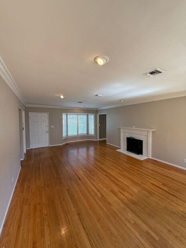 Foto del edificio - Beautiful, Ranch-Style, 4 Bedroom, 2 Bathroom Northridge Home Available For 1 Year Lease