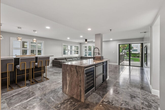 Foto del edificio - 372 Golfview Rd