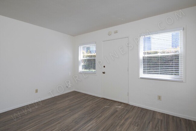 Foto del edificio - *OPEN HOUSE: 9/27 10-11AM* Cottage with As...
