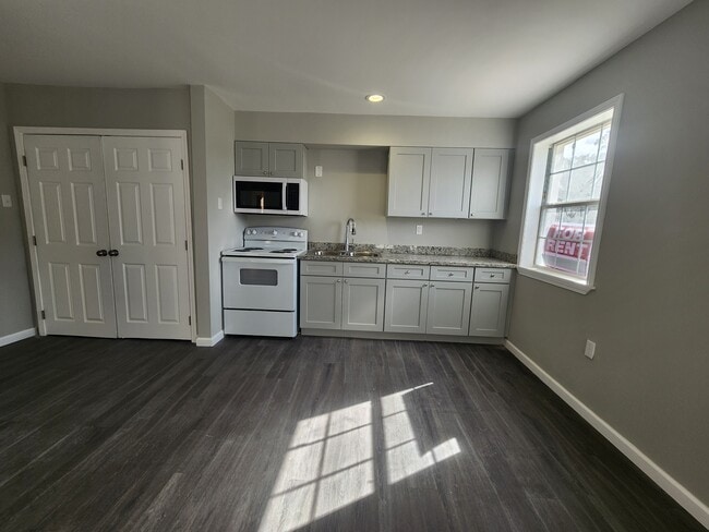 Building Photo - 205 River Oaks Dr