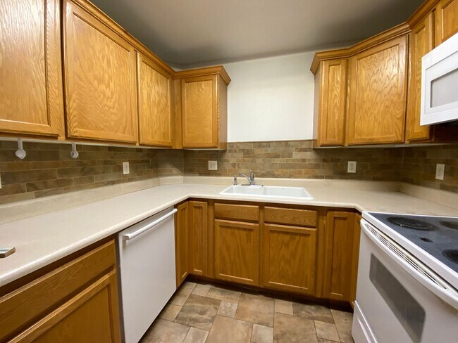 Building Photo - 3 Bedroom 2.5 bath Condo in Lehi!