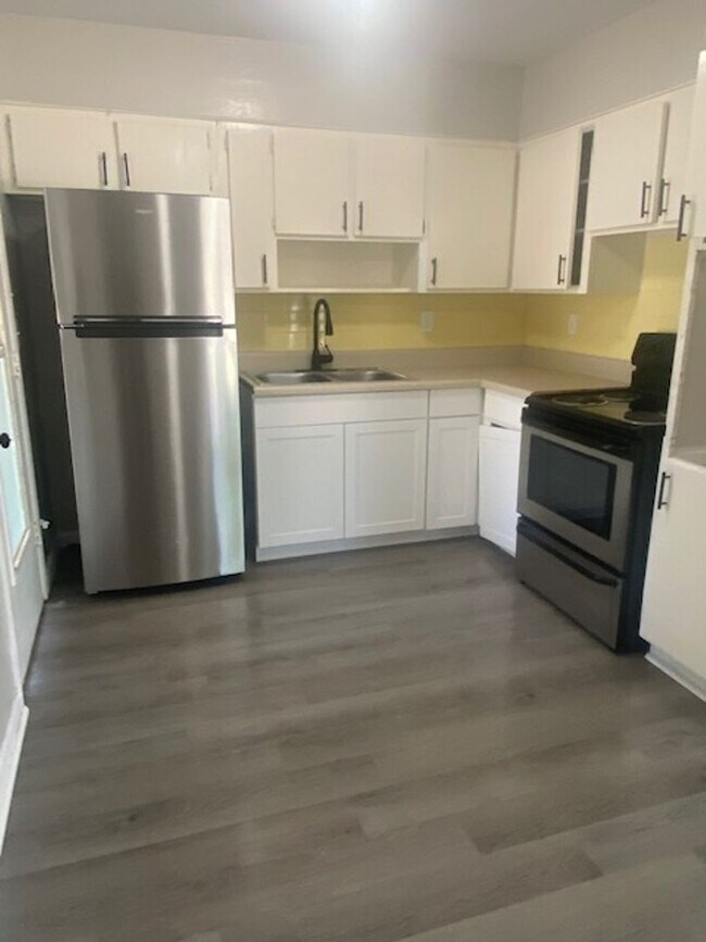 Building Photo - 4 Bed 1 Bath Home | Pet Friendly | Large F...
