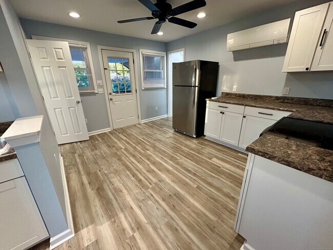 Building Photo - 8 Richards Ave