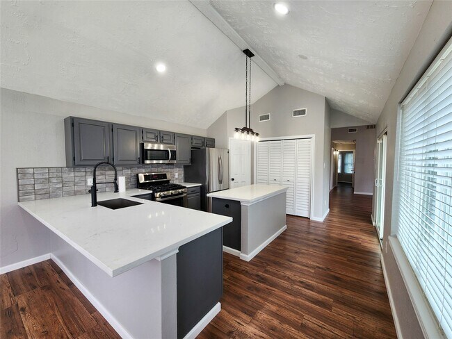 Foto del edificio - 2118 Creston Dr