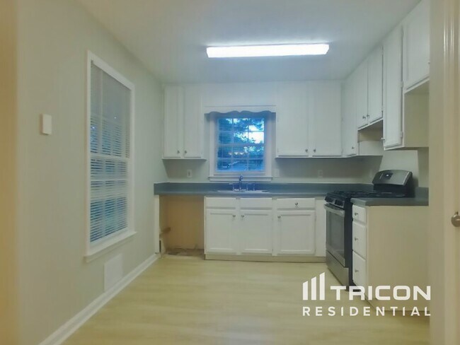 Foto del edificio - 623 Cedarcrest Rd