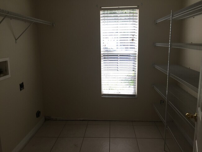 Building Photo - Townhome with two car garage in Avalon Park