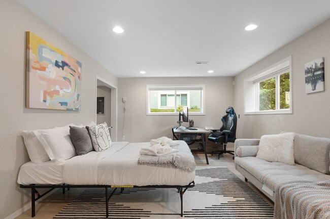 Building Photo - 13829 NE 74th St