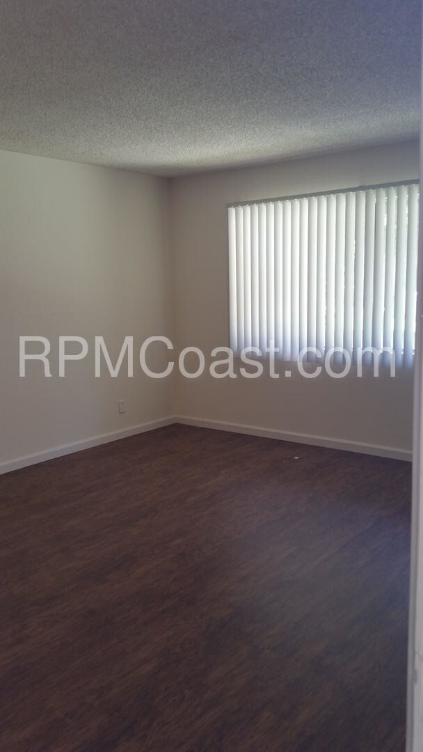 Building Photo - Single Story 1 Bed Apartment w Garage!
