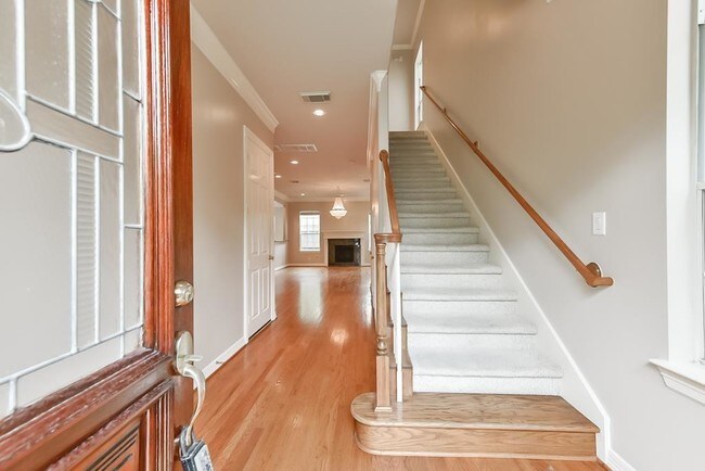 Building Photo - 5710 Beverly Hills Walk