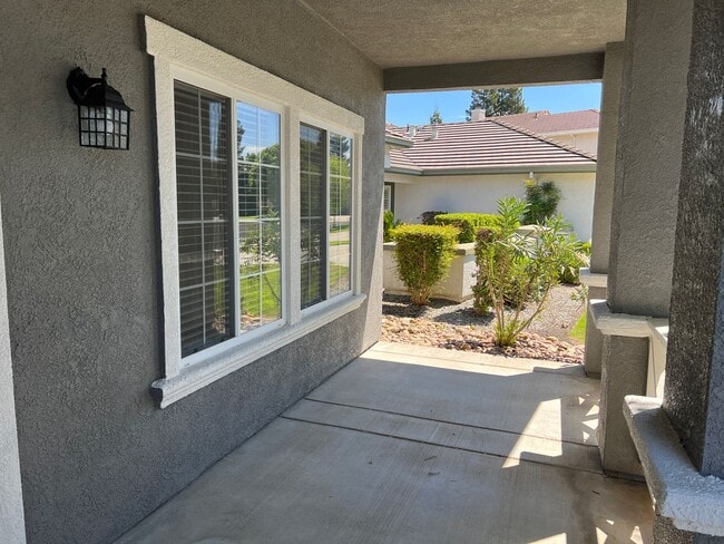 Foto del edificio - Large 4 bedroom located on a well maintained court!