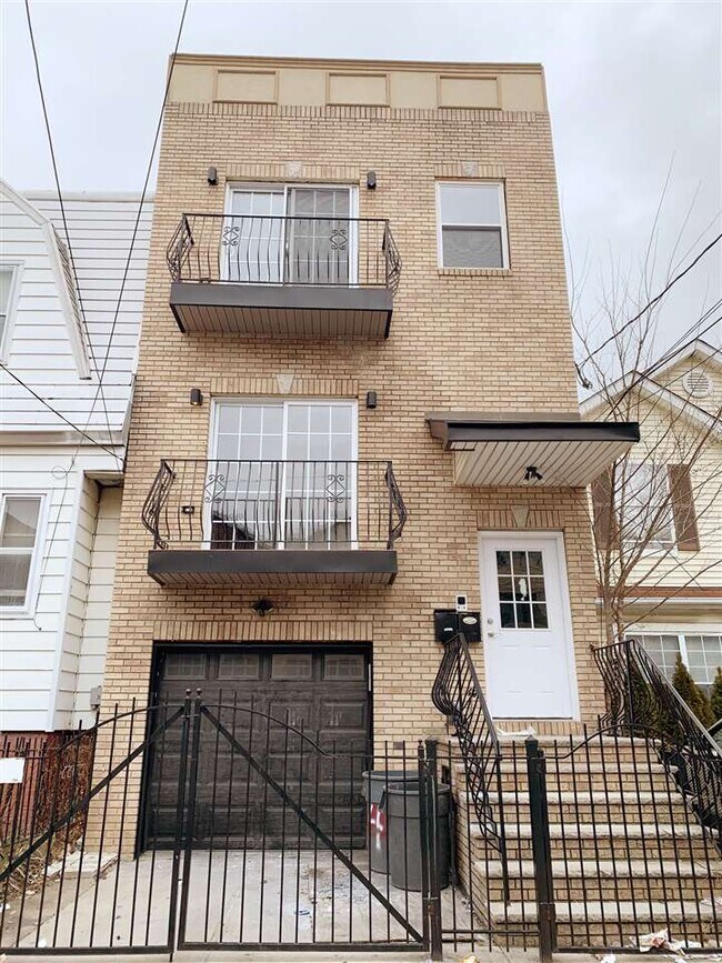 Foto del edificio - 14 Grant Ave