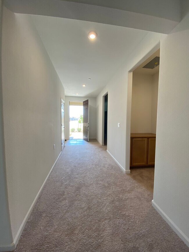 Building Photo - Newer Taylor Morrison Home