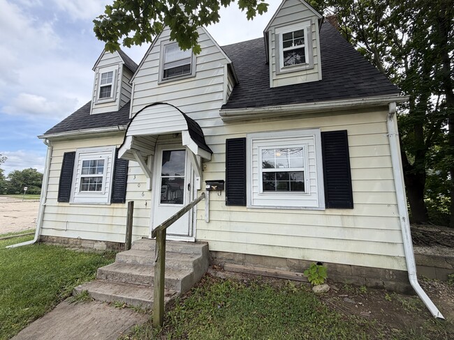 Building Photo - 1306 Arrow Ave