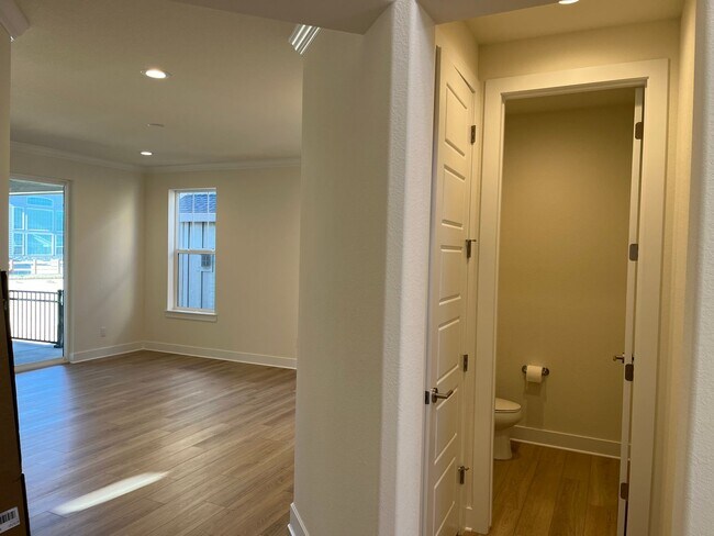 Building Photo - BEAUTIFUL 5 bedroom 4.5 Bath in Southshore Resort style Neighborhood