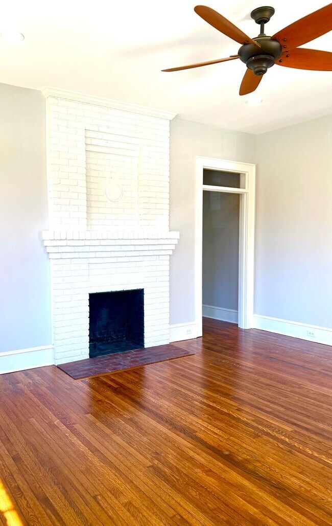 Foto del edificio - Historic Downtown Hendersonville! Beautifully restored 3 bedroom 2 bath home for rent