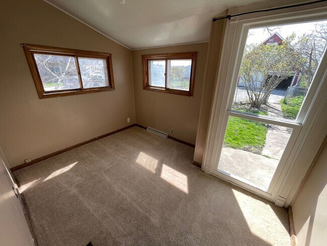 Building Photo - 4 Bedroom House with Fenced in Yard!
