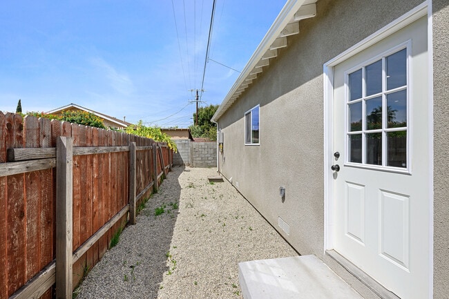 Building Photo - 6533 Ben Ave