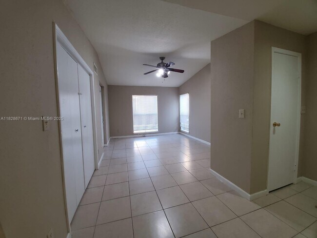 Foto del edificio - 833 Riverside Dr