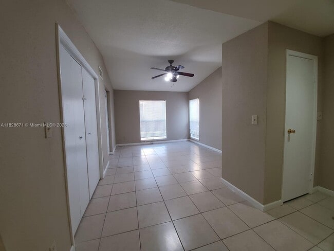 Building Photo - 833 Riverside Dr