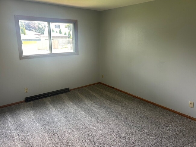 Building Photo - Nice 2 bed/1 bath Apartment