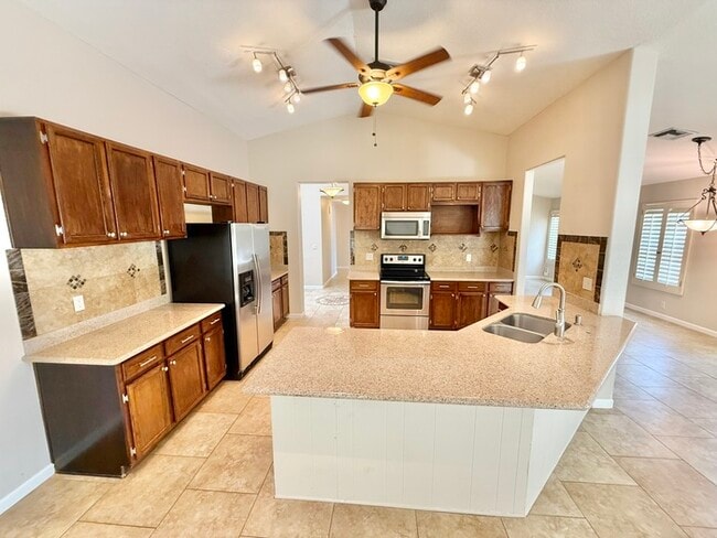 Building Photo - Fabulous 3-Bedroom with Pool!!