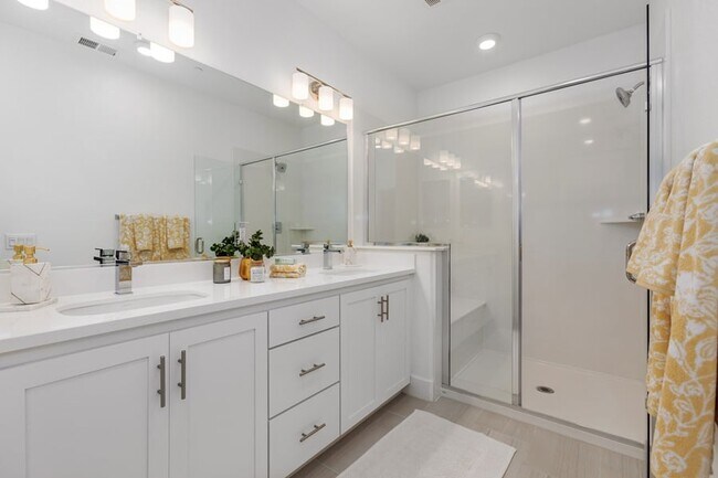 Master bathroom w/ dual vanities - 29430 Urbia Way
